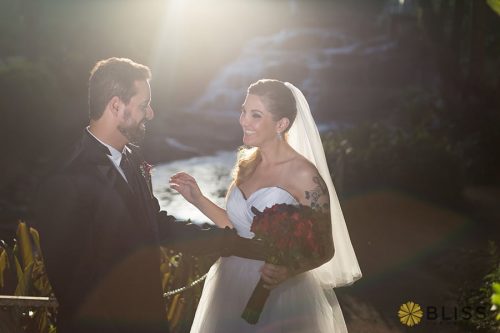 Ensaio fotográfico na cachoeira do restaurante cascatinha realizado por Bliss Fotografia. fotos de casamento