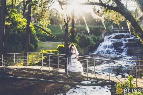 Ensaio fotográfico na cachoeira do restaurante cascatinha realizado por Bliss Fotografia. fotos de casamento