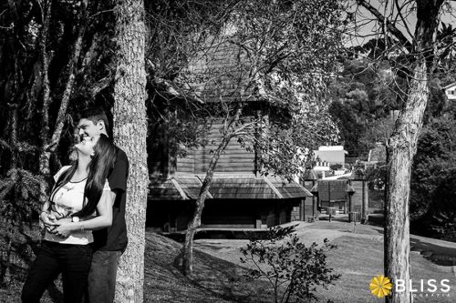 Ensaio fotográfico externo de casal realizado por Bliss Fotografia no parque Tingui em Curitiba.