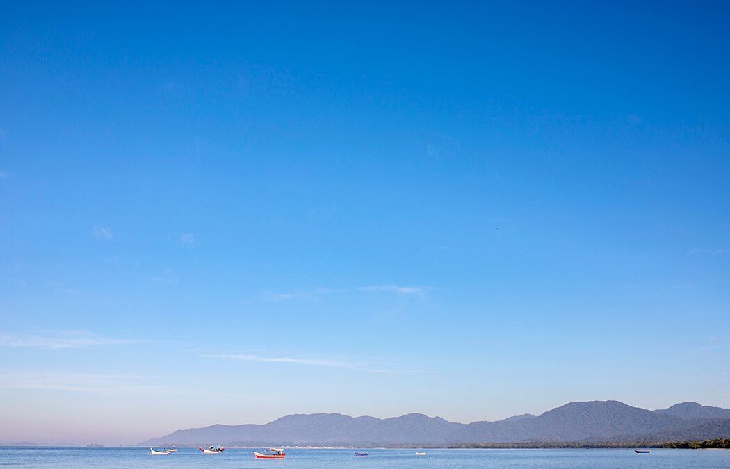 baia com montanhas e barcos