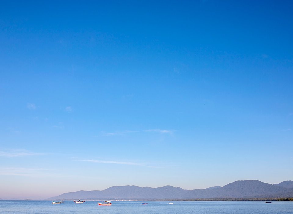 baia com montanhas e barcos