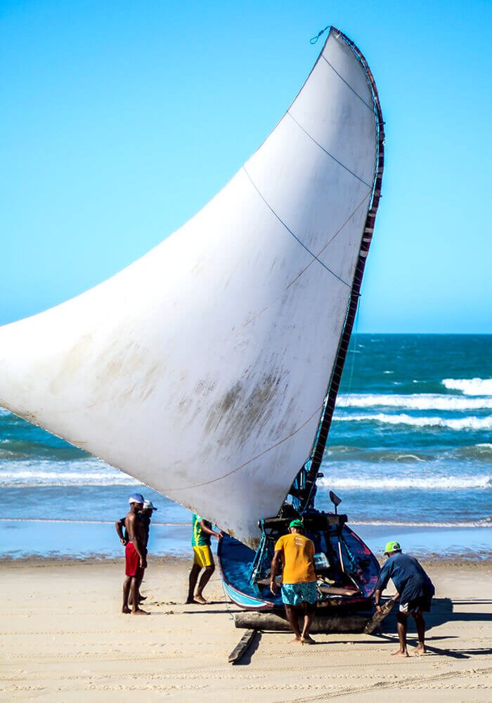 jangada a vela com pescadores