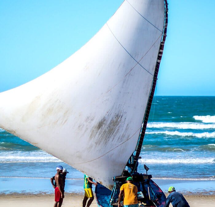 jangada a vela com pescadores